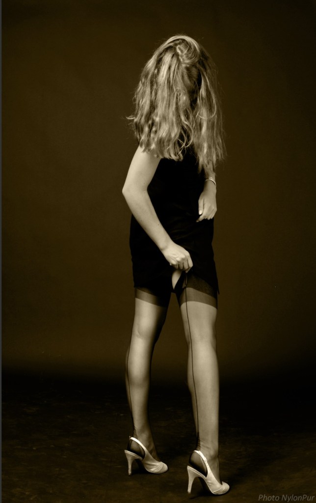 Photo NylonPur - une femme en pied ajustant son bas