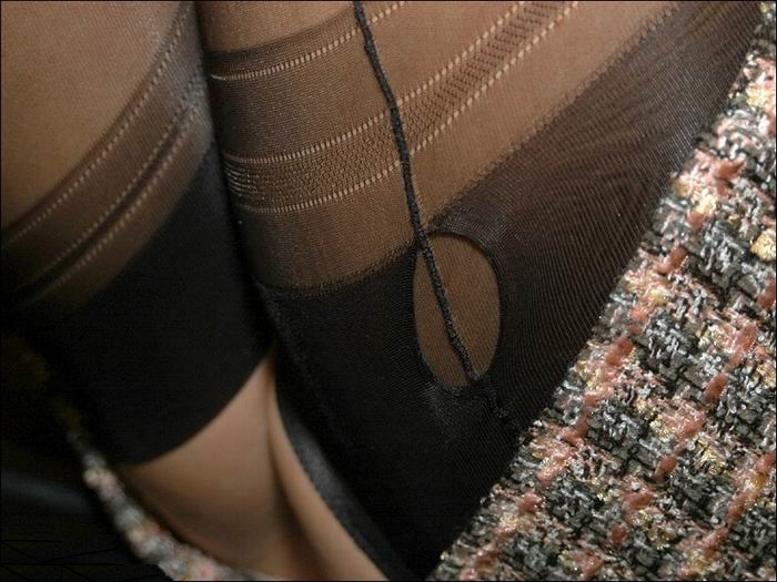 Vue rapprochée d'un trou de serrure... et des jambes qui sont derrières