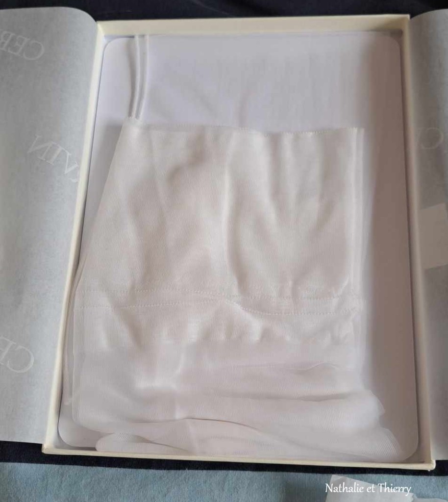 Un bas Tentation blanc emballé dans sa boîte.