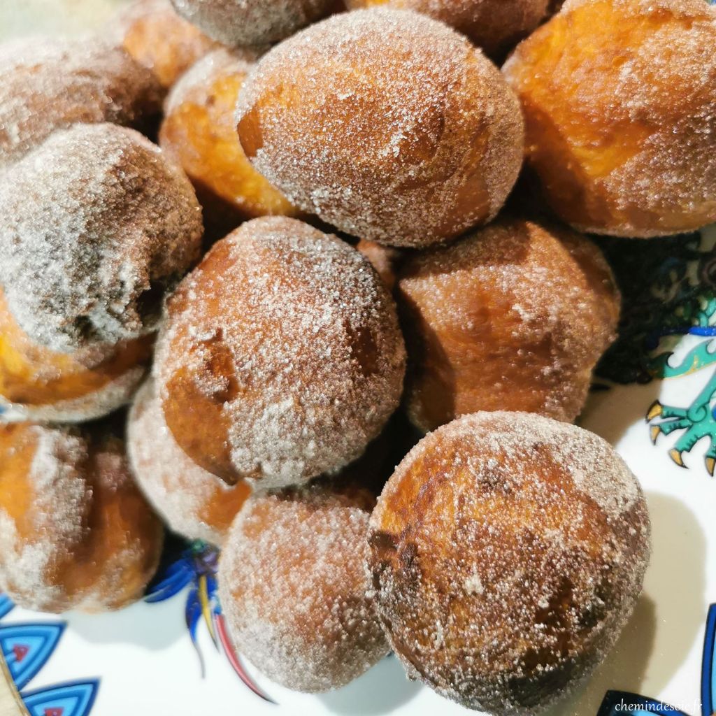 Beignets sur une grande assiette