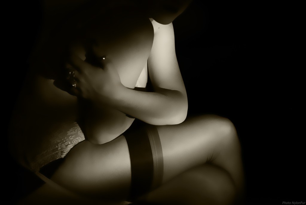 Photo NylonPur en noir et blanc d'une femme assise