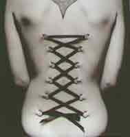 Faux corset ressemblant à l'avant d'un corps humain, avec un lacet de corset. C'est assez bizarre.