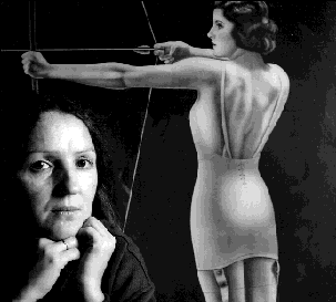 Une femme posant avec un regard pensif, devant une image artistique d'une autre femme en gaine des années 40, tirant à l'arc.