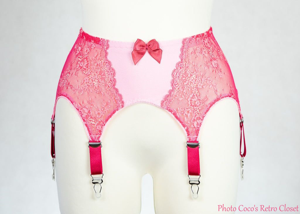 Porte-jarretelles Pink Mona de Coco's Retro Closet sur un manequin, où on voit bien comme la lingerie se niche au creux de la taille et épouse la forme des hanches.