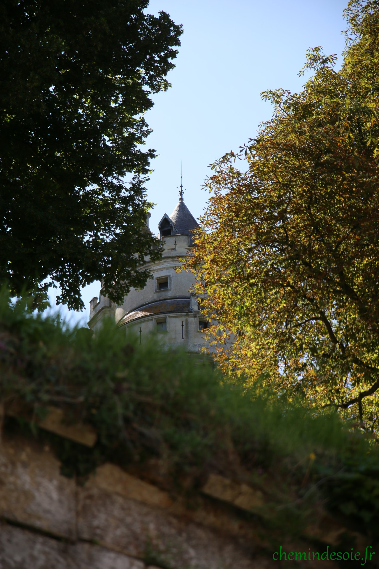 Une des tours du château de Pierrefond, qui joue à cache-cache derrière les arbres