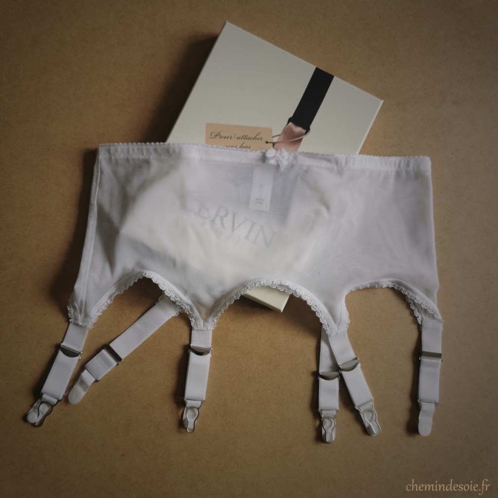 Le porte-jarretelles sur sa boîte
