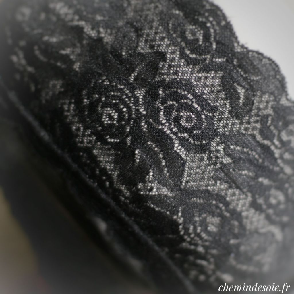 Revers d'un bas "autofixant" Divine Paris. On y voit des motifs de roses en dentelle.