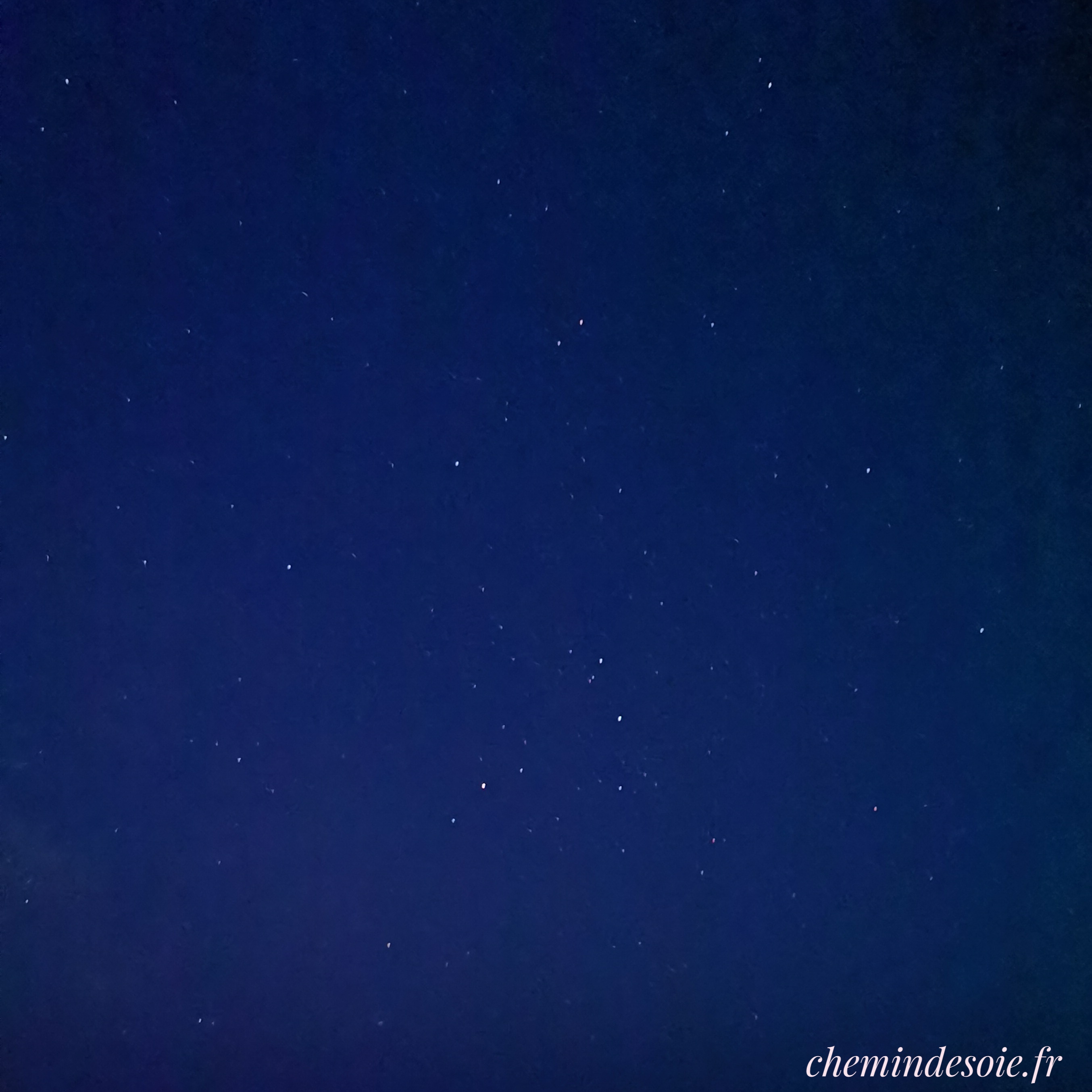 Ciel d'été vers le sud, montrant très clairement une partie de la constellation du Scorpion : Antarès en bas à gauche, et les 3 étoiles des pinces plus à droite.